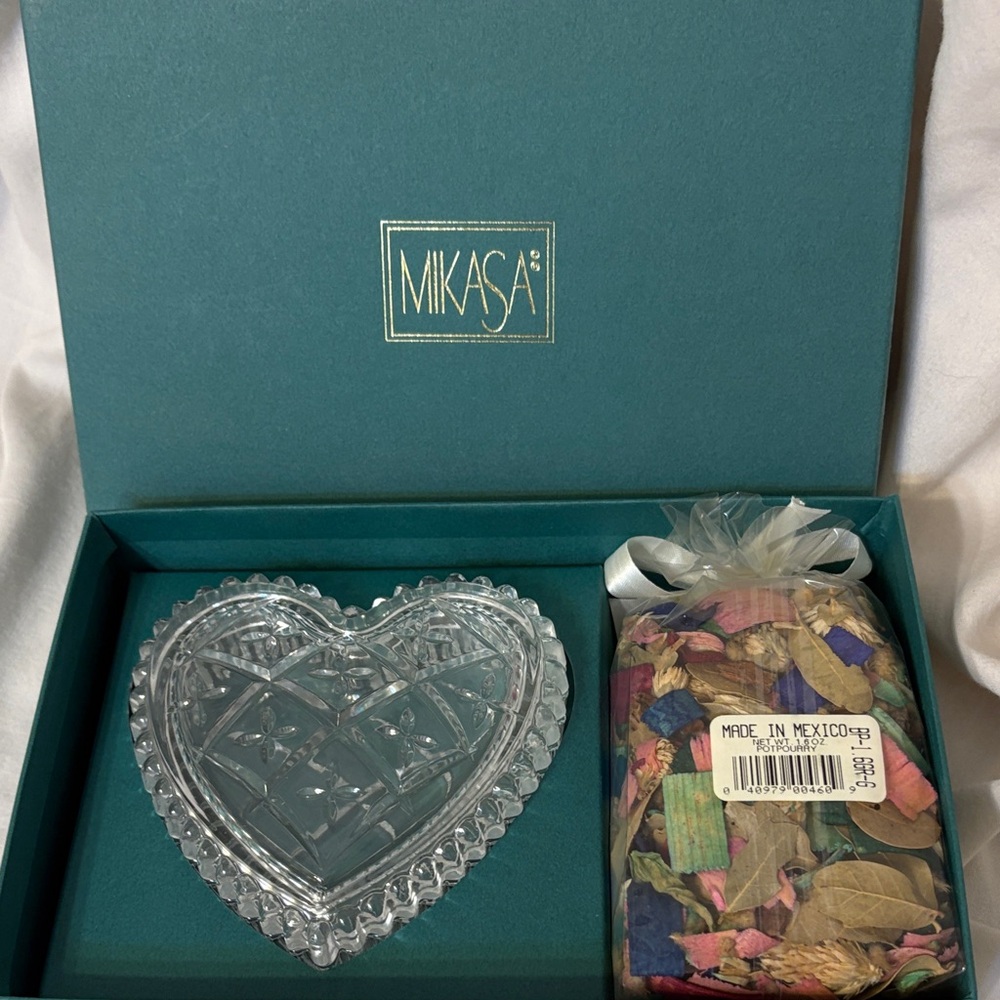 Mikasa Crystal Heart Dish with Vibrant Potpourri